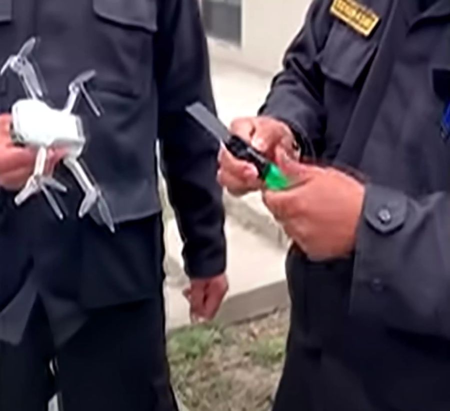 Um den Vogel zu retten, befestigen Polizisten ein Messer an einer Drohne.