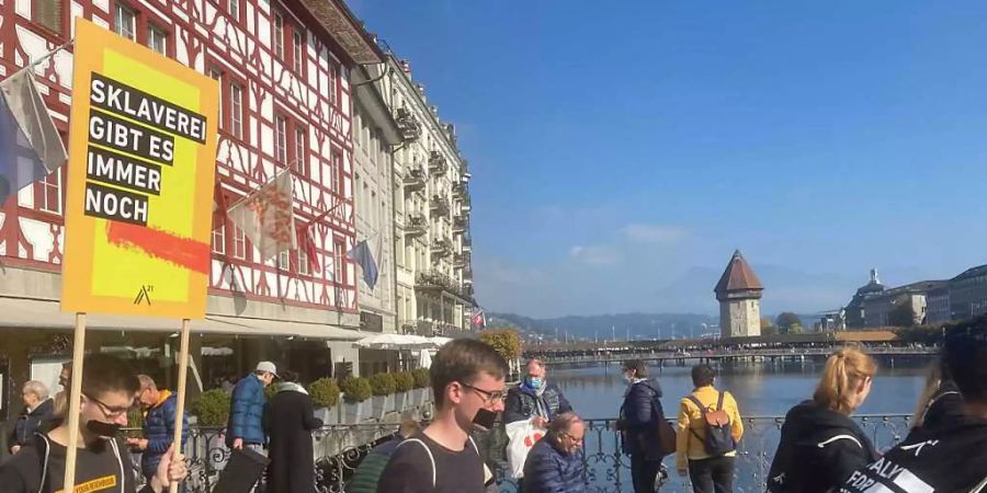 In mehreren Schweizer Städten - wie hier in Luzern - demonstrierten am Samstag Menschen bei stummen Märschen gegen Sklaverei und Menschenhandel.