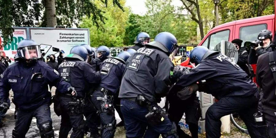 Polizisten nehmen einen Demonstranten am Rande der Räumungsaktion in Berlin-Mitte fest. Foto: Fabian Sommer/dpa