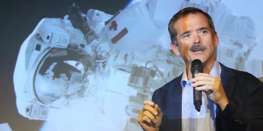 ARCHIV - Chris Hadfield, ehemaliger kanadischer Astronaut, stellt sein Buch «Anleitung zur Schwerelosigkeit» vor. Foto: Stephanie Pilick/dpa