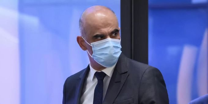 Bundesrat Alain Berset schreitet zur Medienkonferenz über die neusten Entscheide des Bundesrats zur Coronavirus-Pandemie, am Mittwoch, 13. Oktober 2021, im Medienzentrum Bundeshaus in Bern. Alain Berset Coronavirus
