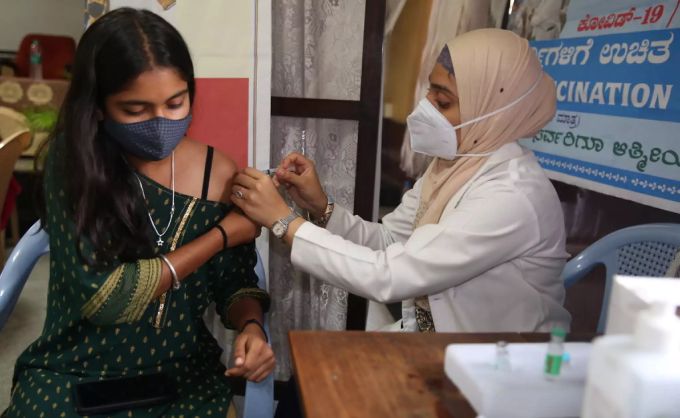 Bis Ende Jahr sollen alle Erwachsenen mindestens eine Dosis erhalten. indien