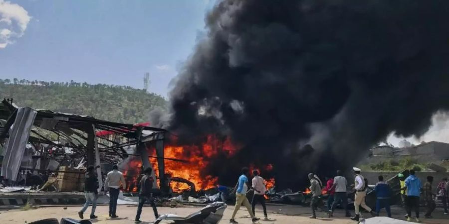 Schwarze Rauchschwaden bilden sich nach einem Luftangriff auf die Hauptstadt der Region Tigray im Norden Äthiopiens. Foto: ---/UGC/AP/dpa