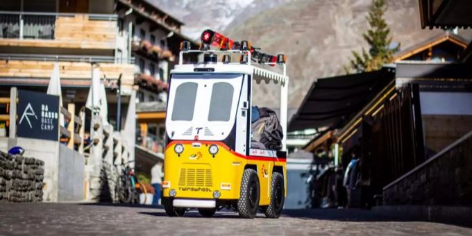 Robi at work. Der Roboter soll Reisenden die Anreise mit Gepäck in Saas-Fee erleichtern.