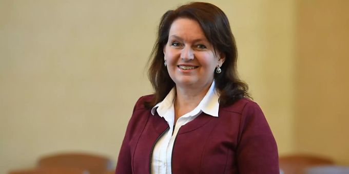 Milena Kralickova, Medizinprofessorin, lächelt im Akademischen Senat der Karlsuniversität. Erstmals in ihrer mehr als 670-jährigen Geschichte wird die renommierte Karlsuniversität in Prag eine Frau an ihrer Spitze haben. Foto: ?ulová Kateøina/CTK/dpa Milena Kralickova, Medizinprofessorin, lächelt im Akademischen Senat der Karlsuniversität. Erstmals in ihrer mehr als 670-jährigen Geschichte wird die renommierte Karlsuniversität in Prag eine Frau an ihrer Spitze haben. Foto: ?ulová Kateøina/CTK/dpa