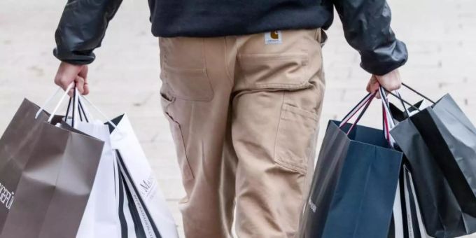 Ein Mann mit Einkaufstüten: Angeschoben wurde die Volkswirtschaft vom Privatkonsum, der kräftig um 6,2 Prozent zulegt. Foto: Markus Scholz/dpa Ein Mann mit Einkaufstüten: Angeschoben wurde die Volkswirtschaft vom Privatkonsum, der kräftig um 6,2 Prozent zulegt. Foto: Markus Scholz/dpa