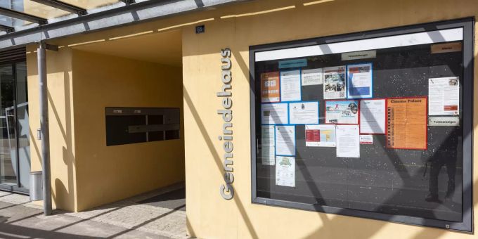 Der Eingang des Gemeindehaus Ormalingen mit Infokasten. Der Eingang des Gemeindehaus Ormalingen mit Infokasten.