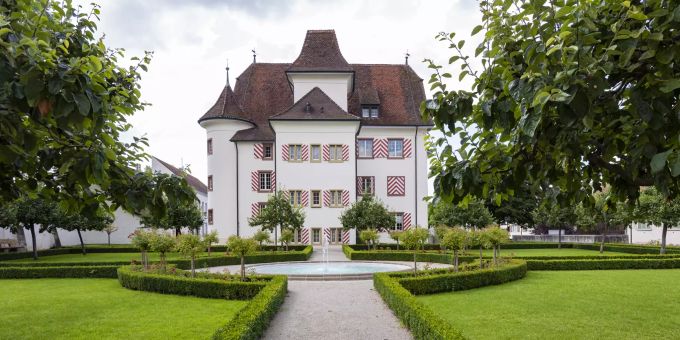 Das Schloss Aesch (Blarer Schloss) wurde 1606 erbaut und enthält heute die Gemeindeverwaltung. Das Schloss Aesch (Blarer Schloss) wurde 1606 erbaut und enthält heute die Gemeindeverwaltung.