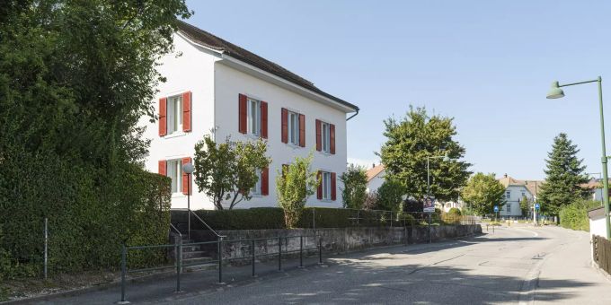 Gemeindehaus an der Bättwilerstrasse in Witterswil. Nachbargemeinden sind Hofstetten-Flüh und Bättwil SO sowie Biel-Benken, Therwil und Ettingen BL. Gemeindehaus an der Bättwilerstrasse in Witterswil. Nachbargemeinden sind Hofstetten-Flüh und Bättwil SO sowie Biel-Benken, Therwil und Ettingen BL.