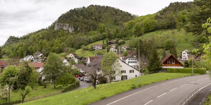 Der Dorfeingang Eptingen, im Hintergrund Jurahänge in Blickrichtung Witwald. Der Dorfeingang Eptingen, im Hintergrund Jurahänge in Blickrichtung Witwald.