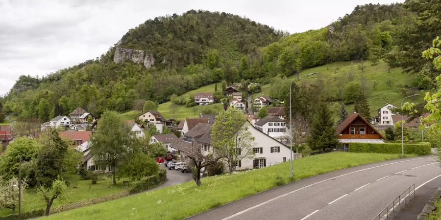 Der Dorfeingang Eptingen, im Hintergrund Jurahänge in Blickrichtung Witwald.