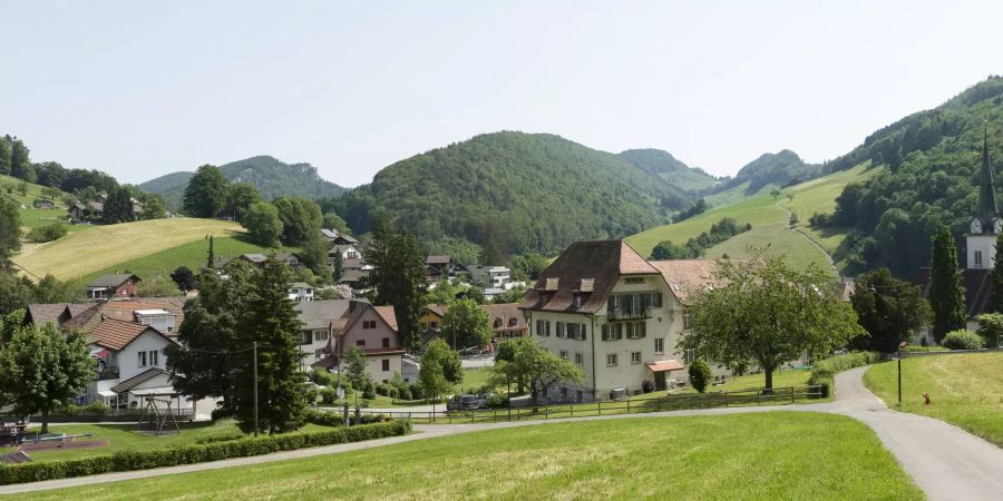 Blick auf das Dorf Langenbruck und die Jurahöhen.