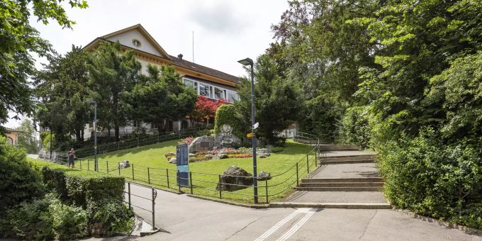 Der Garten mit dem Denkmal Georg Herwegh vor dem Gerichtsgebäude in Liestal. Der Garten mit dem Denkmal Georg Herwegh vor dem Gerichtsgebäude in Liestal.