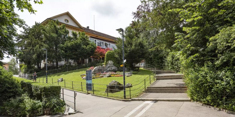 Der Garten mit dem Denkmal Georg Herwegh vor dem Gerichtsgebäude in Liestal.