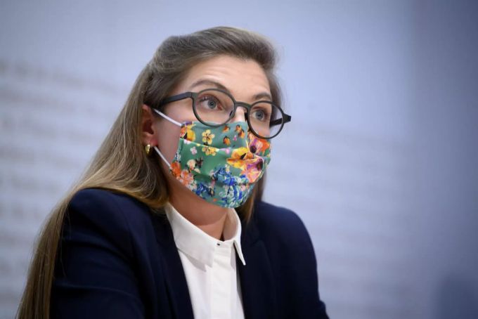 Franziska Ryser, Grünen-Nationalrätin (SG), spricht während einer überparteilichen Medienkonferenz des Referendumskomitees gegen die Abschaffung der Stempelsteuer, am 29. Juni 2021, in Bern. Abstimmung Stempelabgabe Stempelsteuer