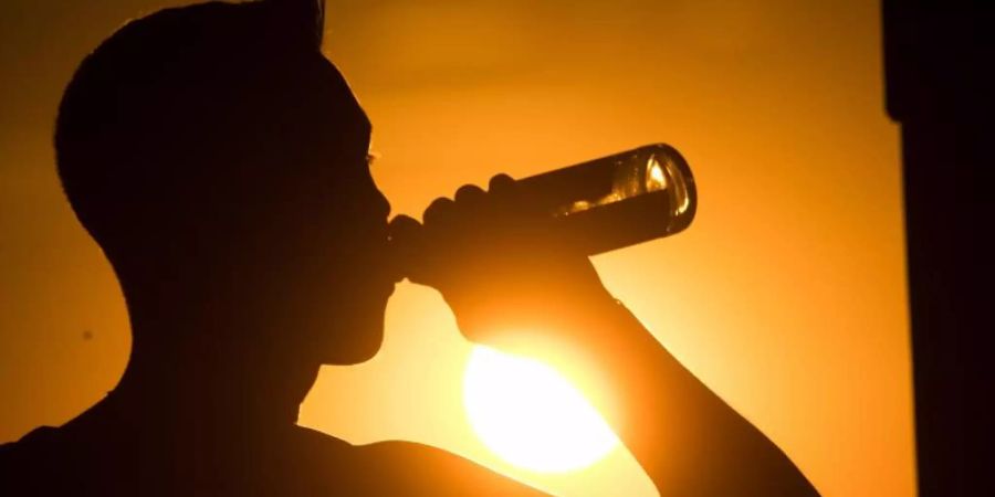 2020 waren deutlich weniger Schulkinder wegen Alkoholmissbrauchs in ärztlicher Behandlung als im Jahr zuvor. Foto: Julian Stratenschulte/dpa/Symbolbild