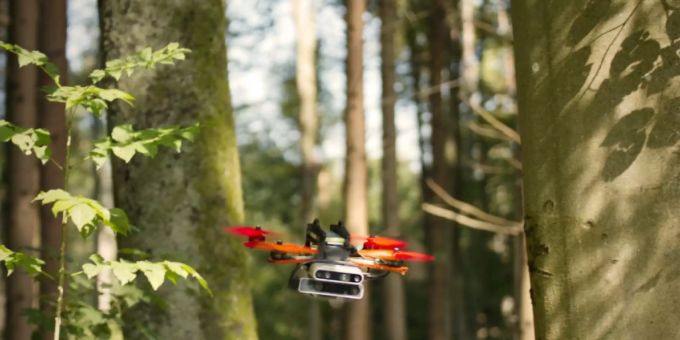 Zürcher Forschende entwickelten einen Ansatz, dank dem eine Drohne selbstständig mit hoher Geschwindigkeit durch unbekanntes Gelände navigieren kann, beispielsweise durch einen dichten Wald. Zürcher Forschende entwickelten einen Ansatz, dank dem eine Drohne selbstständig mit hoher Geschwindigkeit durch unbekanntes Gelände navigieren kann, beispielsweise durch einen dichten Wald.