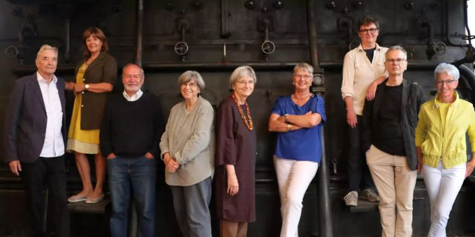 «team9» zeigt faszinierende Kunst (von links nach rechts): Albinegri, Antoinette Lüchinger, Paul Malina, Esther Demuth, Rosemarie Wirz, Marianne Tomamichel, Barbara Frye, Richard Tichy und Ruth Brändli.