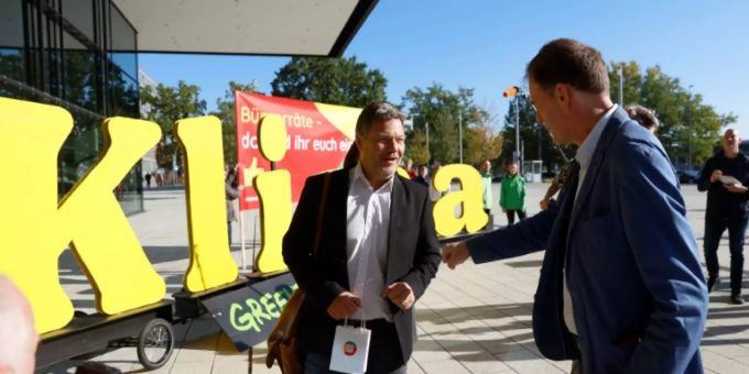 Greenpeace demonstriert vor Sondierungsgespräch Greenpeace demonstriert vor Sondierungsgespräch