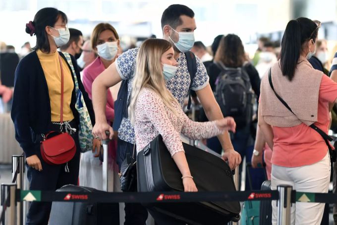 Im Flughafen herrscht Maskenpflicht. Ferien