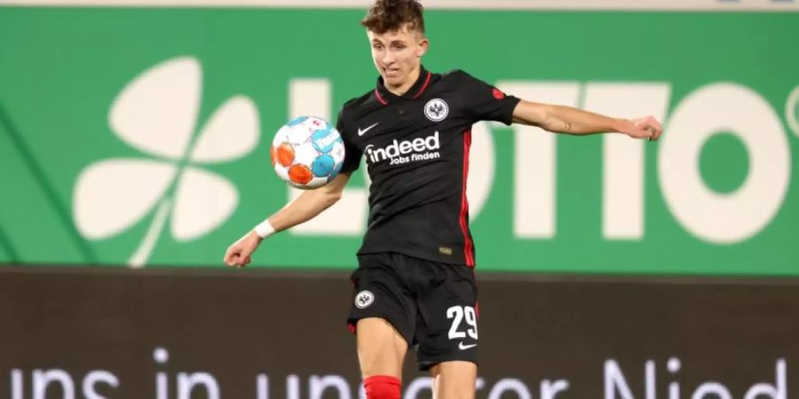 Der 21-jährige Frankfurter Jesper Lindström spielt den Ball. Foto: Daniel Karmann/dpa
