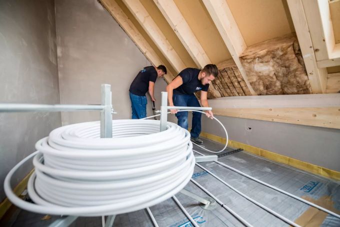 Hand in Hand funktioniert es am einfachsten. ASR Haustechnik AG