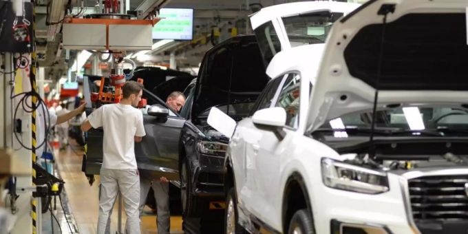Im Audi-Werk in Ingolstadt sollen ab 2028 keine Benzin- und Dieselautos mehr gebaut werden. audi