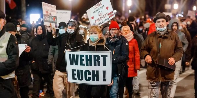 Teilnehmerin einer Demonstration in Hamburg tragen Schilder mit sich. Am Wochenende sind tausende Menschen in deutschen Städten auf die Strassen gegangen, um gegen Corona-Massnahmen und eine Impflicht zu protestieren. Der wohl grösste Protest fand in Hamburg mit mehr als 11 000 Menschen statt. Foto: Markus Scholz/dpa Teilnehmerin einer Demonstration in Hamburg tragen Schilder mit sich. Am Wochenende sind tausende Menschen in deutschen Städten auf die Strassen gegangen, um gegen Corona-Massnahmen und eine Impflicht zu protestieren. Der wohl grösste Protest fand in Hamburg mit mehr als 11 000 Menschen statt. Foto: Markus Scholz/dpa