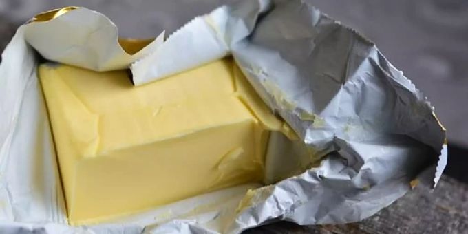 Butter ist in der Schweiz Mangelware. Das Produkt muss deshalb reihenweise aus dem Ausland importiert werden. Butter