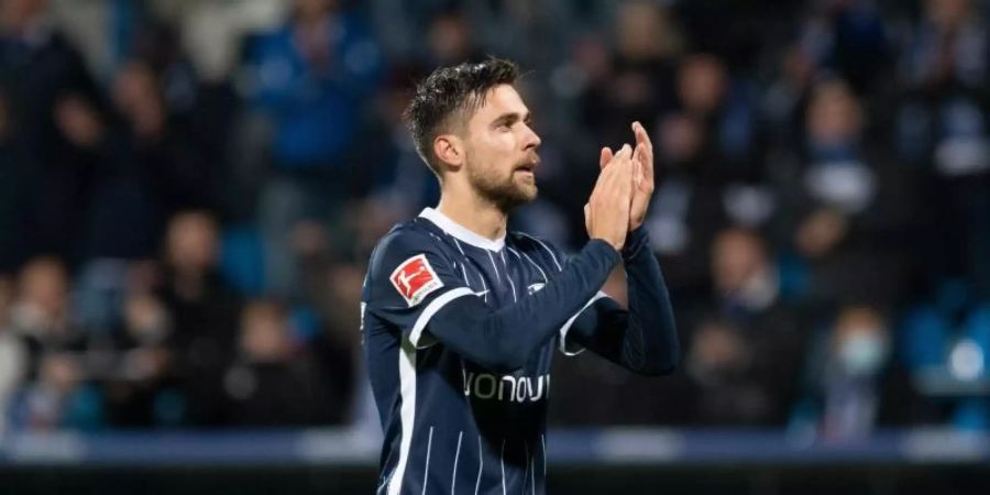 Milos Pantovic applaudiert nach einem Spiel den Bochumer Fans. Foto: Bernd Thissen/dpa