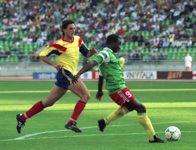 Der Kameruner Roger Milla erzielt an der WM 1990 gegen Rumänien zwei Tore. Er hält den Rekord als ältester WM-Torschütze. WM 2022