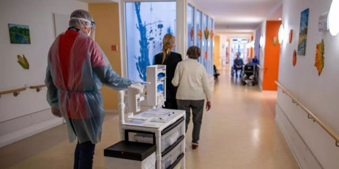 Landkreise fordern eine Corona-Impfpflicht in Pflegeheimen. (Archivbild). Foto: Jens Büttner/dpa-Zentralbild/dpa Landkreise fordern eine Corona-Impfpflicht in Pflegeheimen. (Archivbild). Foto: Jens Büttner/dpa-Zentralbild/dpa
