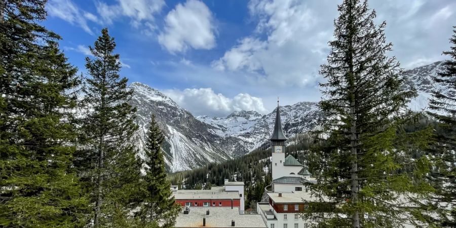 Ausblick auf die Kirche in Arosa.