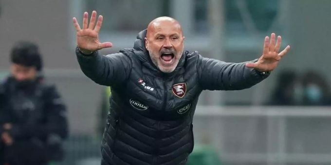 Stefano Colantuono, der Trainer des Vereins aus Salerno, hat durch mit Corona infizierte Spieler Personalprobleme. Foto: -/LaPresse via ZUMA Press/dpa Stefano Colantuono, der Trainer des Vereins aus Salerno, hat durch mit Corona infizierte Spieler Personalprobleme. Foto: -/LaPresse via ZUMA Press/dpa
