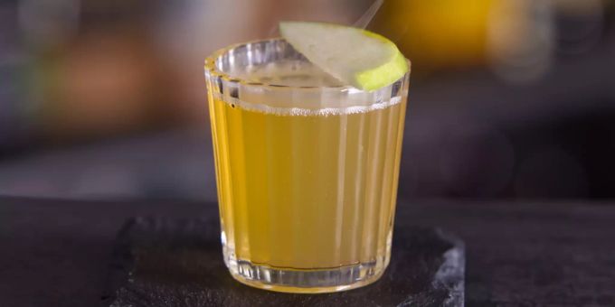 Schnell zusammengestellt ist der «Hot Apple Pie»: Zwei gleiche Teile von erwärmtem Zimtlikör und Apfelsaft sowie einen Klecks angeschlagenen Rahms als Krönung. Glas Likör Apfelsaft naturtrüb