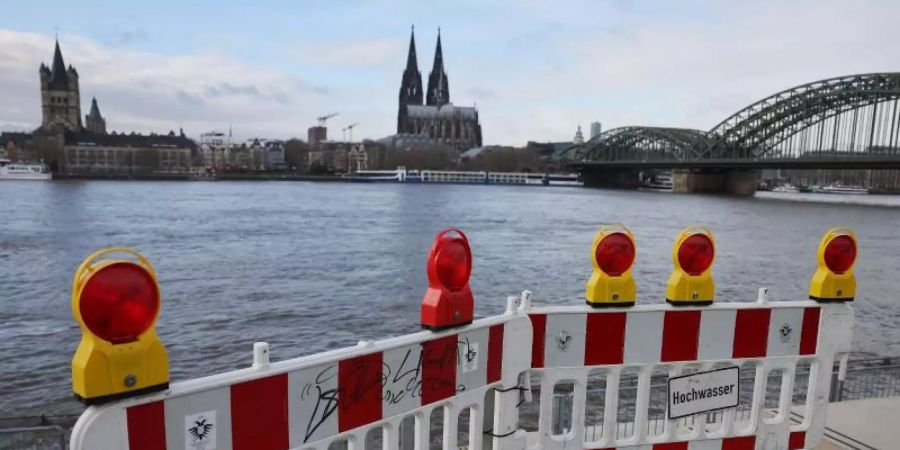 Der Wasserstand im Rhein bei Köln steigt momentan an. Foto: Oliver Berg/dpa