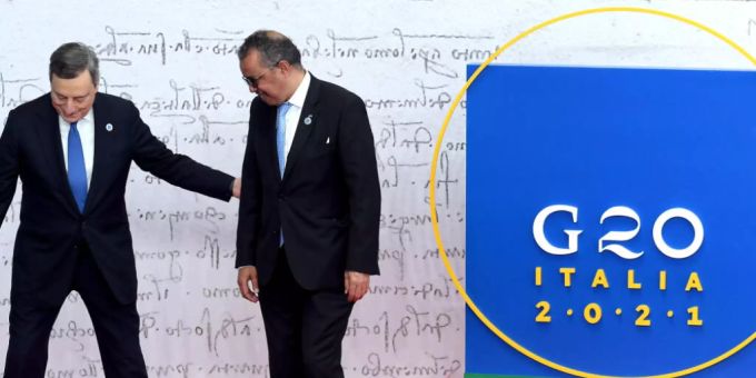 Tedros Adhanom Ghebreyesus (r), Generaldirektor der Weltgesundheitsorganisation (WHO), wird bei der Ankunft zum G20-Gipfel im Konferenzzentrum La Nuvola von Mario Draghi, Premierminister von Italien, begrüsst. Foto: Ettore Ferrari/Pool/ANSA via ZUMA Press/dpa Tedros Adhanom Ghebreyesus (r), Generaldirektor der Weltgesundheitsorganisation (WHO), wird bei der Ankunft zum G20-Gipfel im Konferenzzentrum La Nuvola von Mario Draghi, Premierminister von Italien, begrüsst. Foto: Ettore Ferrari/Pool/ANSA via ZUMA Press/dpa