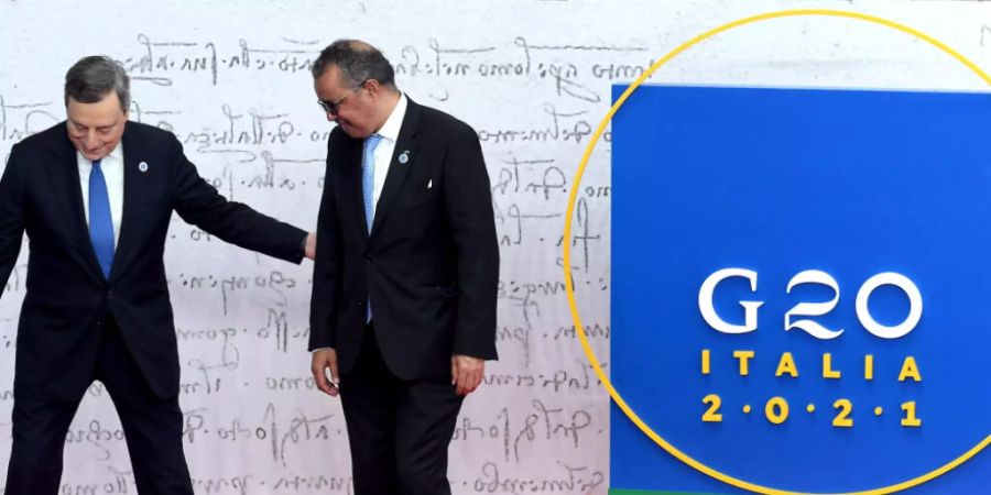 Tedros Adhanom Ghebreyesus (r), Generaldirektor der Weltgesundheitsorganisation (WHO), wird bei der Ankunft zum G20-Gipfel im Konferenzzentrum La Nuvola von Mario Draghi, Premierminister von Italien, begrüsst. Foto: Ettore Ferrari/Pool/ANSA via ZUMA Press/dpa