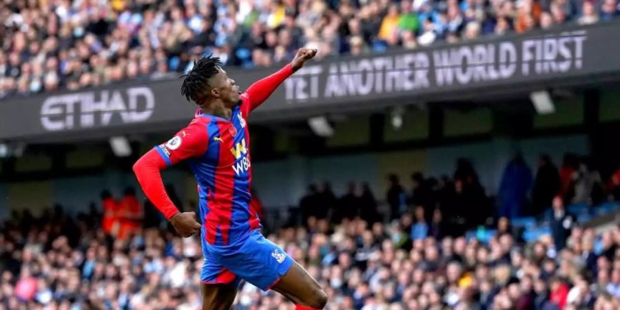 Wilfried Zaha jubelt über seinen Treffer für Crystal Palace. Foto: Martin Rickett/PA Wire/dpa