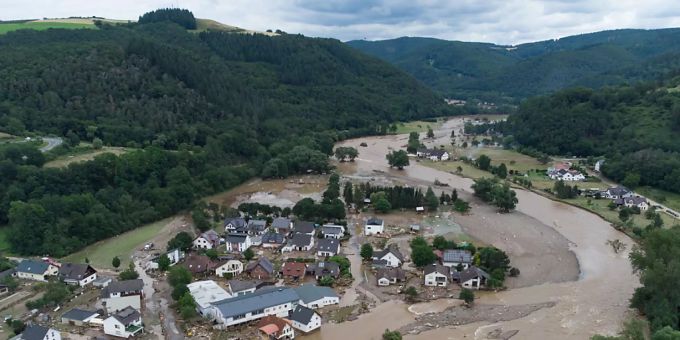 ARCHIV - Die verheerenden Überschwemmungen im Juli in Deutschland sind zum Auftakt der Weltklimakonferenz in Glasgow prominent als Beispiel für die Folgen des Klimawandels erwähnt worden. Foto: Boris Roessler/dpa Überschwemmung