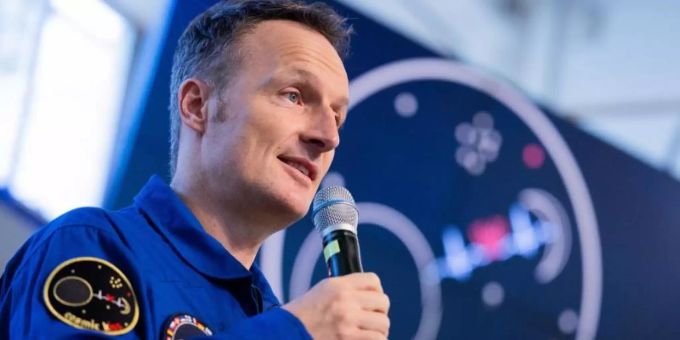 Matthias Maurer, deutscher Astronaut, spricht bei einer Pressekonferenz im Europäischen Astronautenzentrum (EAC) der ESA vor seinem Start der Mission «cosmic kiss» zur Internationalen Raumstation ISS. Foto: Rolf Vennenbernd/dpa Matthias Maurer, deutscher Astronaut, spricht bei einer Pressekonferenz im Europäischen Astronautenzentrum (EAC) der ESA vor seinem Start der Mission «cosmic kiss» zur Internationalen Raumstation ISS. Foto: Rolf Vennenbernd/dpa