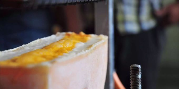 Neuer Raclette-Käse aus dem Wallis vereint drei Milchsorten Neuer Raclette-Käse aus dem Wallis vereint drei Milchsorten