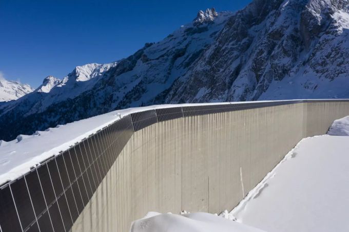 Die hochalpine Solaranlage der Elektrizitätswerke der Stadt Zürich (EWZ) an der Albigna-Staumauer, fotografiert am 11. Februar 2021 im Bergell GR auf rund 2’100 m.ü.M. Hochalpine Solaranlagen ermöglichen bessere Ertragswerte wegen der intensiveren Sonneneinstrahlung, dem reflektierenden Schnee und besserer Effizienz bei tiefen Temperaturen. Solaranlage Albigna-Staumauer