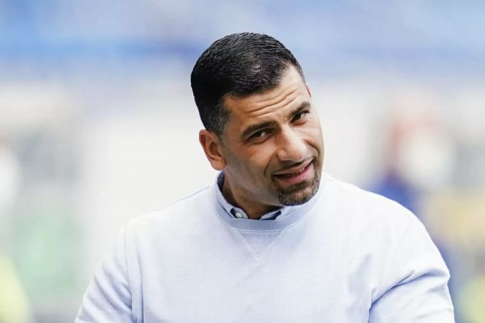 Beweist Humor im hektischen Umfeld auf Schalke: Dimitrios Grammozis (42). Schalke