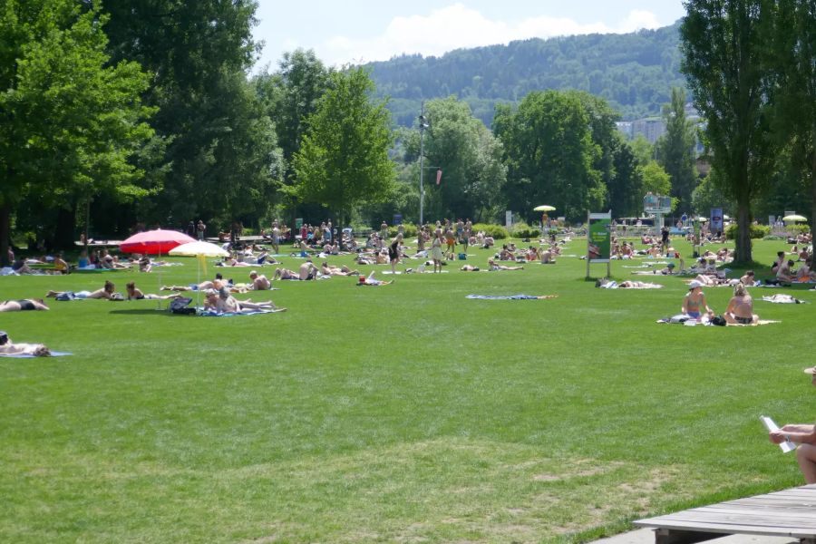 Bereits am Mittag geniessen Hunderte das schöne Wetter in Bern im Freibad Marzili.