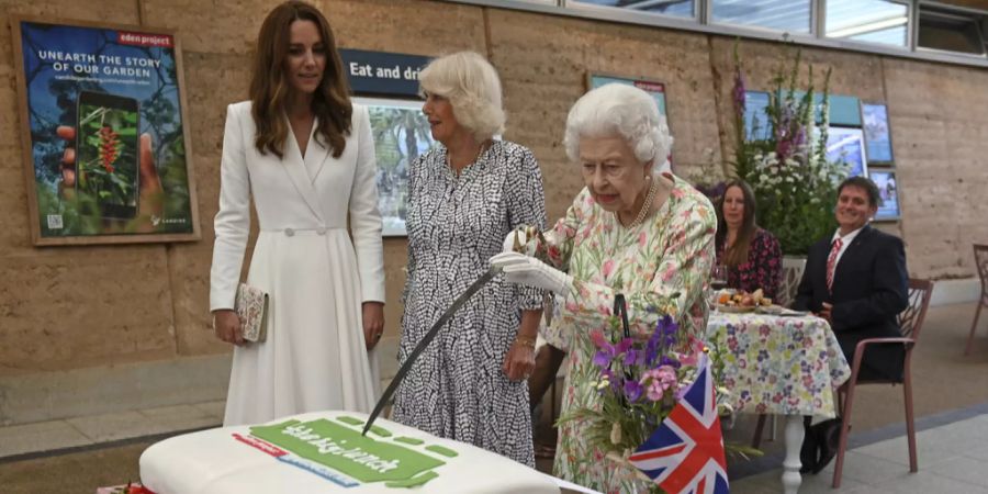 Die Queen mit einem Schwert in der Hand.