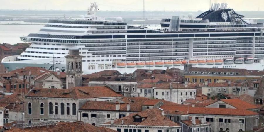 Mehr Schiff als Altstadt: Die Unesco sieht in Venedig einen Verlust an historischer Authentizität. Foto: Andrea Merola/epa/dpa