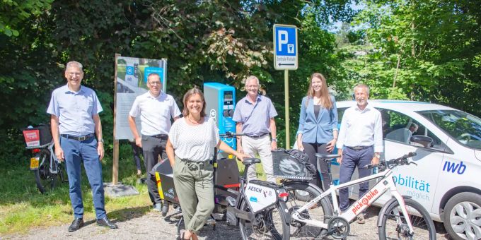 (Direktor Baselland Transporte BLT / VR-Präsident Pick-e-Bike), Iwan Imholz (Leiter Energievertrieb EWA-energieUri), Eveline Sprecher (Gemeindepräsidentin Aesch), Sven Stohler (Gemeindepräsident Pfeffingen), Mirjam Stawicki (Projektleiterin carvelo2go, Mobilitätsakademie des TCS), Hansjörg Ryser (Leiter Mobilität IWB) Emobilität