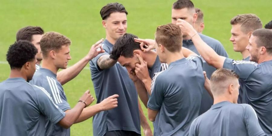 Die deutschen Spieler zeigten sich beim Abschlusstraining gut gelaunt. Foto: Federico Gambarini/dpa