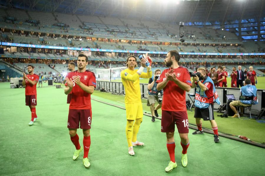 Spieler der Schweizer Nati lassen sich nach dem Spiel gegen die Türkei am 20. Juni 2021 in Baku feiern.